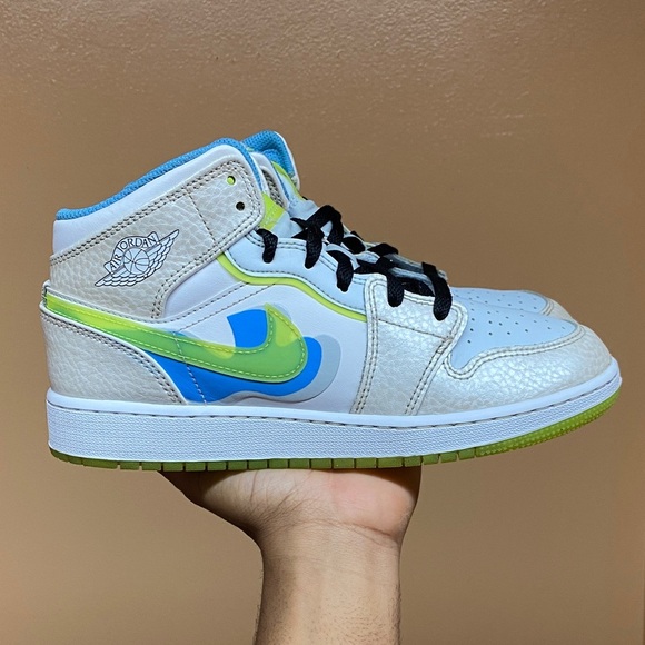 Jordan 1 Mid SE “Platinum Tint Blue Tint University Blue Volt” Size 7 Women’s - Picture 1 of 17
